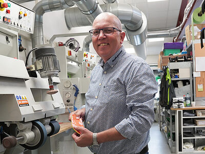 Lothar Jahrling, Orthopädieschumachermeister, steht an einer Schleifmaschine in seiner Werkstatt und bearbeitet eine Schuheinlage.