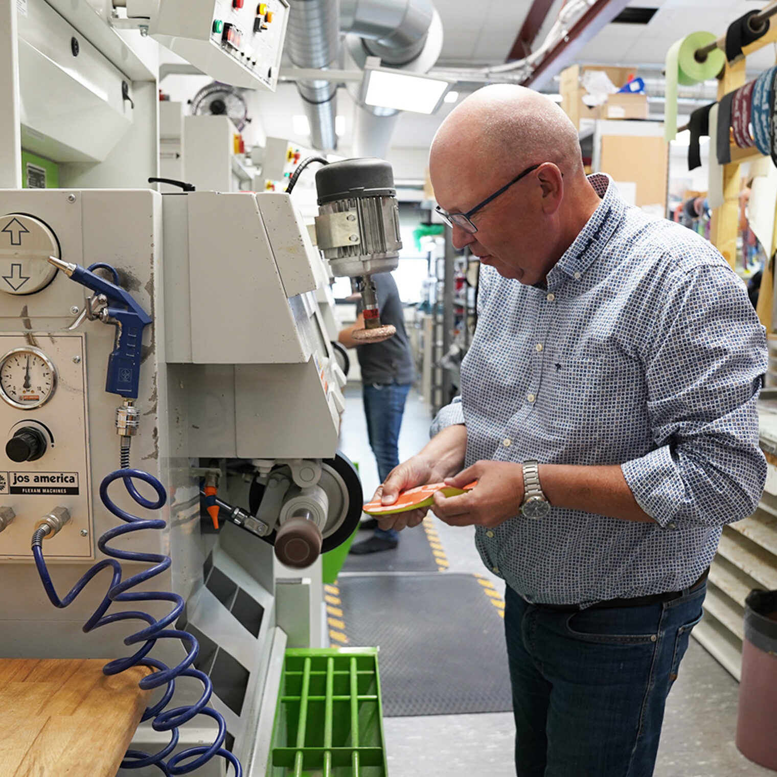 Lothar Jahrling, Orthopädieschumachermeister, bearbeitet eine Einlagesohle an der Schleifmaschine in seiner Werkstatt.