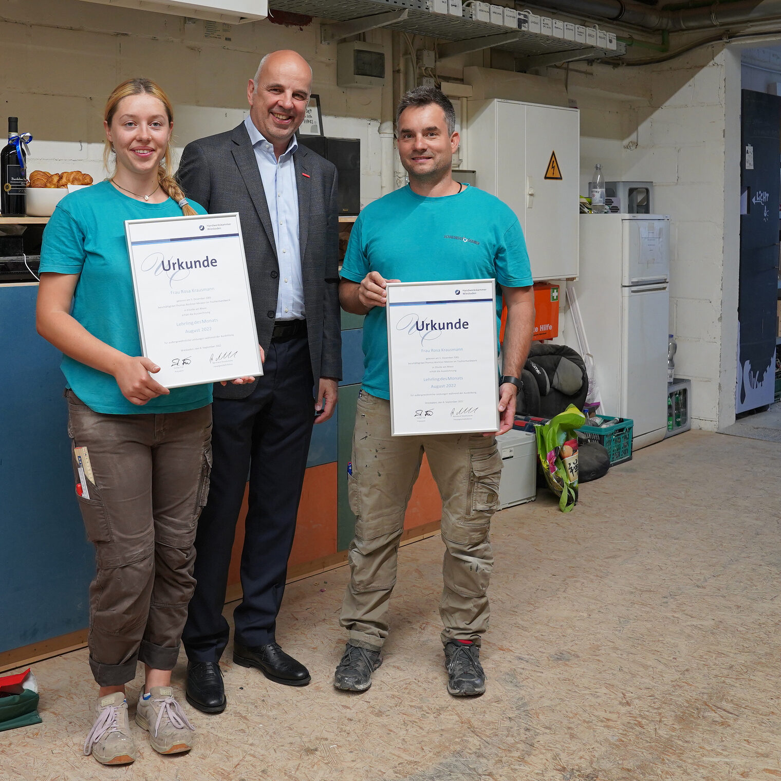Lehrling des Monats Rosa Krausmann mit Urkunde, Kammerpräsident Stefan Füll, Schreinermeister Thomas Büchner mit Urkunde