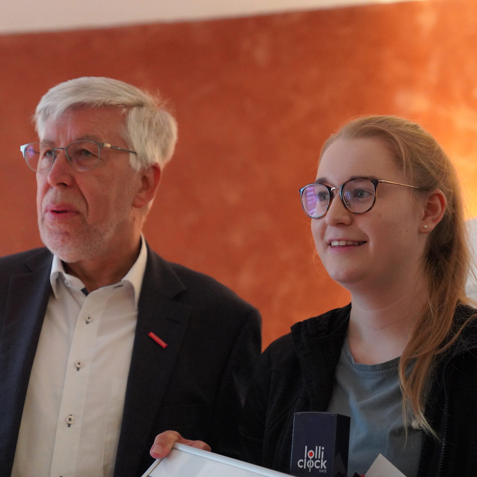 Hauptgeschäftsführer Bernhard Mundschenk und Lehrling des Monats September Caroline Schäfer stehen nebeneinander.