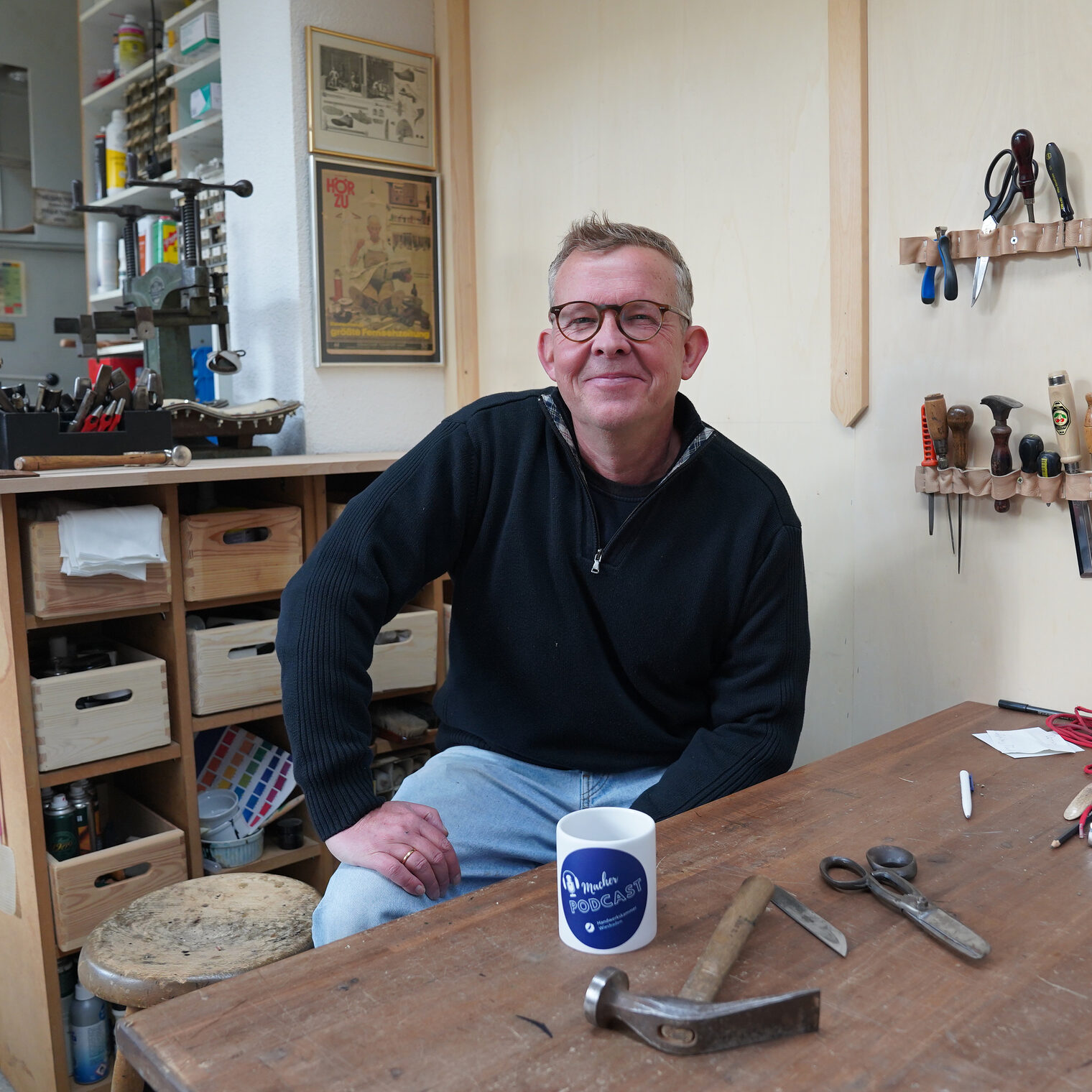 Andreas Baumbach ist Schuhmachermeister und Inhaber der 1901 gegründeten "Schuhmacherei Baumbach" in Wiesbaden. Hier zu sehen in seiner Werkstatt.