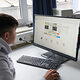 Ein Schüler ist während seiner Berufsorientierungswoche im Lehrgang zu Farb- und Lackiertechnik. Dazu gehört auch die Arbeit am PC, um Schablonen zu erstellen. 