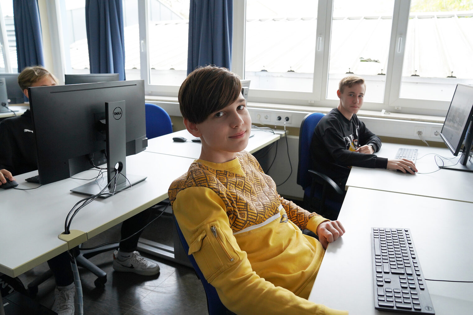Zwei Schüler während einer Berufsorientierungswoche im Lehrgang zu Farb- und Lackiertechnik. Dazu gehört auch die Arbeit am PC, um Schablonen zu erstellen.