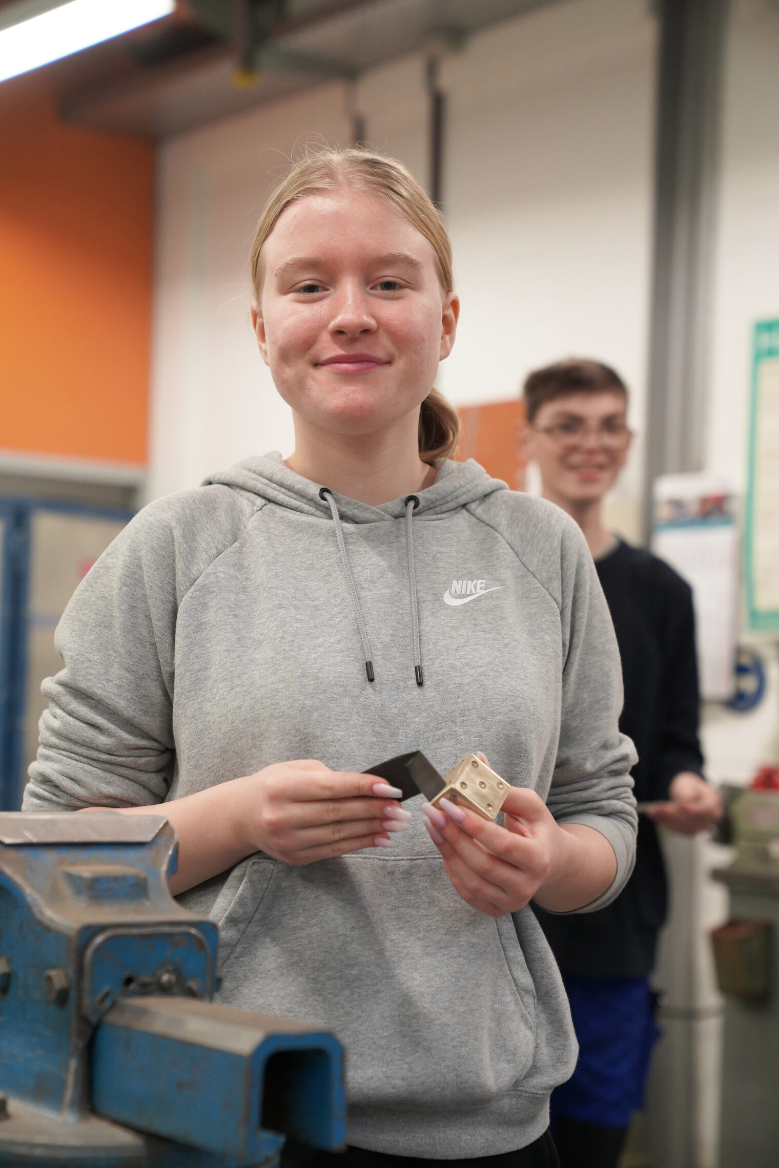 Eine Schülerin besucht die Berufsorientierungswoche und ist in der Metall-Lehrwerkstatt. Die Aufgabe ist, einen Würfel herzustellen. 