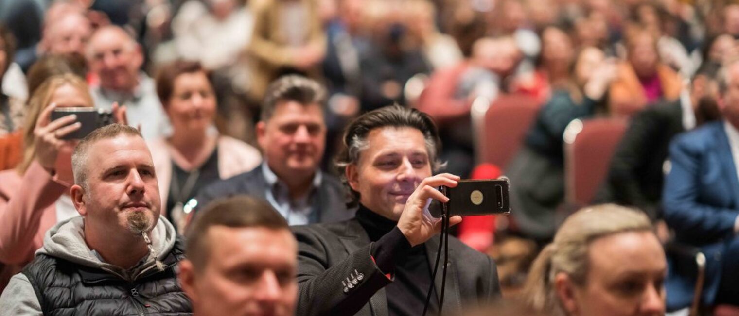 Impressionen der Meisterfeier des Jahrgangs 2022 am 18. Februar 2023 vor und w&auml;hrend der Veranstaltung im Kurhaus Wiesbaden.