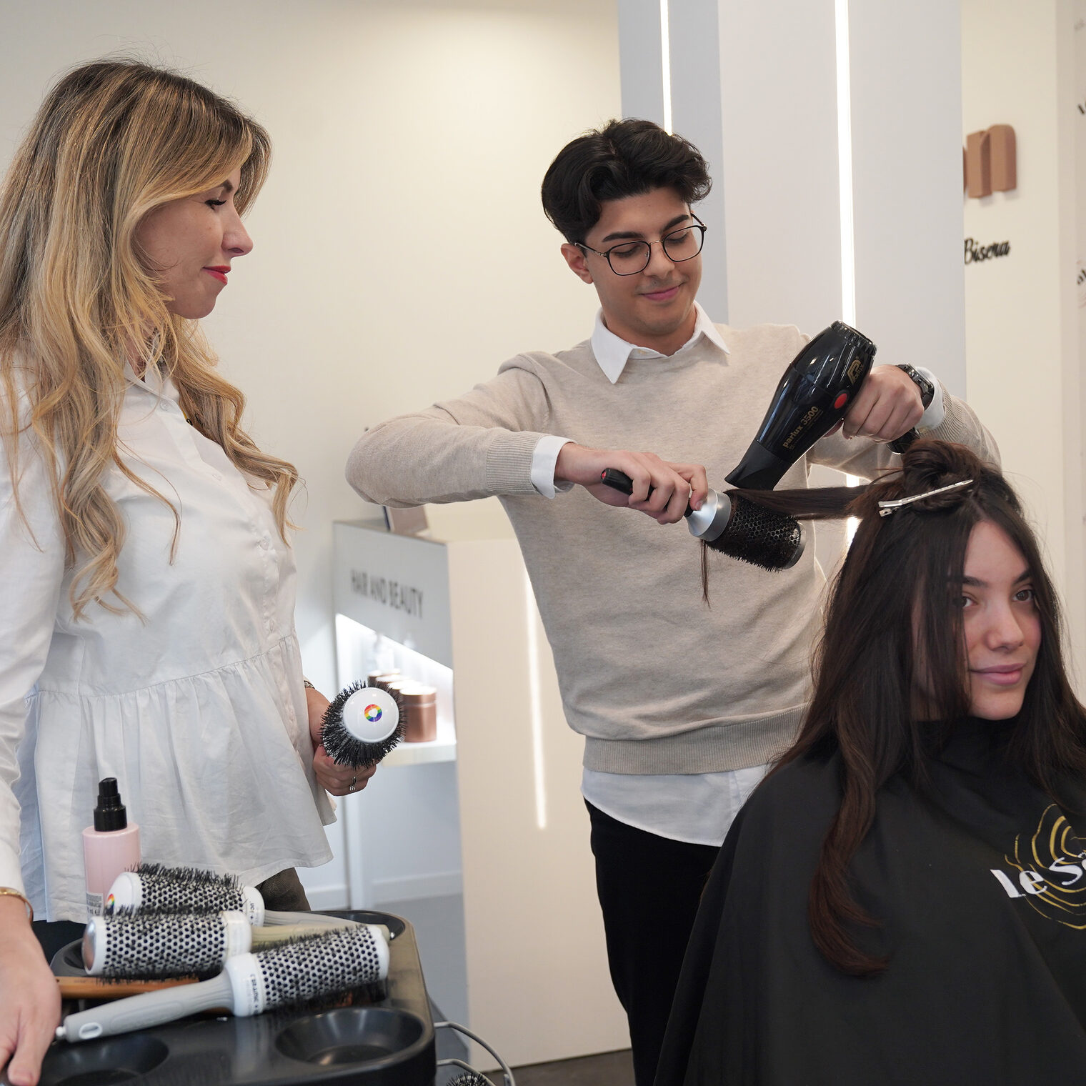 Asen Milev ist von der Handwerkskammer Wiesbaden als Lehrling des Monats Januar ausgezeichnet worden. Der 18-Jährige hat nach Erlangen der Mittleren Reife seine Ausbildung zum Friseur bei Friseurmeisterin Bisera Ukikj, im Le Salon Bisera in Wiesbaden begonnen. Hier ist er mit seiner Ausbilderin an einer Kundin zu sehen.