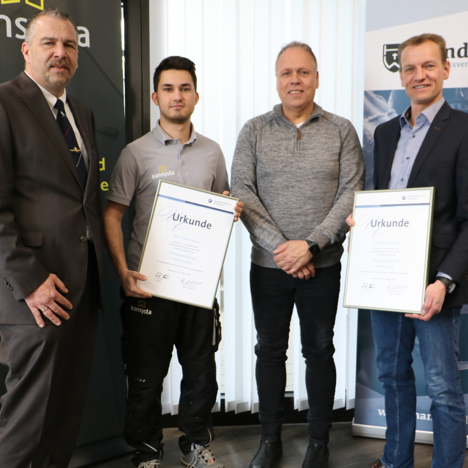 Gruppenfoto v.l. Kammervizepräsident Andreas Brieske, Lehrling des Monats Lukas Preusch, Geschäftsführer des Ausbildungsbetriebes Konsysta GmbH Erik Faber, Führender Mitarbeiter und Ausbilder der Konsysta GmbH Michael Hoefeld