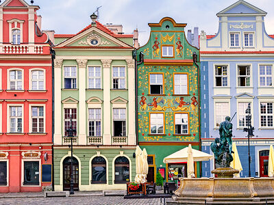 Farbenfrohe Renaissancefassaden auf dem zentralen Marktplatz in der Stadt Posen in Polen.