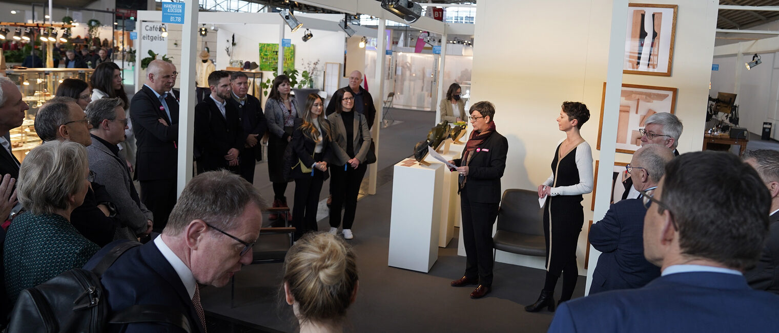 In Halle B1 der Internationale Handwerksmesse (IHM) in München präsentierte sich der Gemeinschaftsstand des hessischen Handwerks. Auf dem Bild ist Frau Susanne Haus, Präsidentin der Arbeitsgemeinschaft der Hessischen Handwerkskammern, selbst Meisterin und Restauratorin im Maler- und Lackiererhandwerk, bei ihrer Eröffnungsrede am Stand.