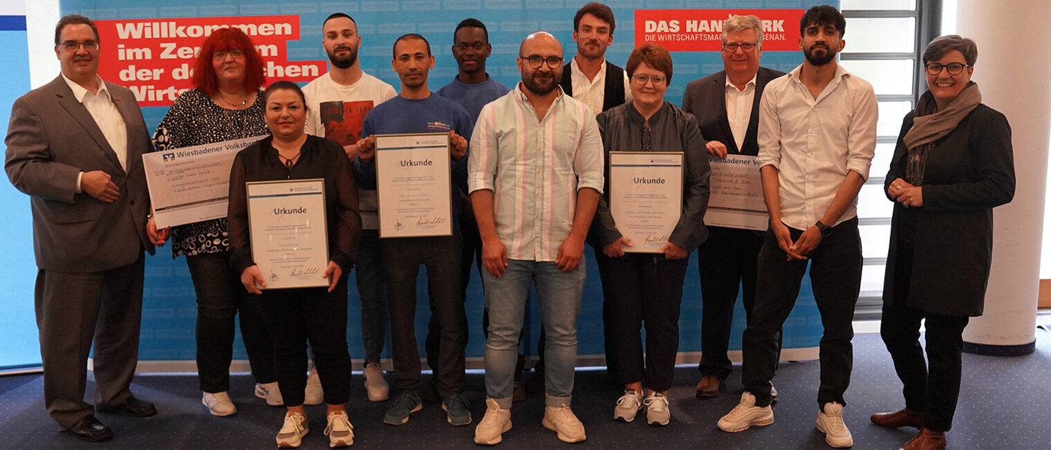 Gruppenfoto der Vertreter und Vertreterinnen des Integrationspreisen mit Urkunden.