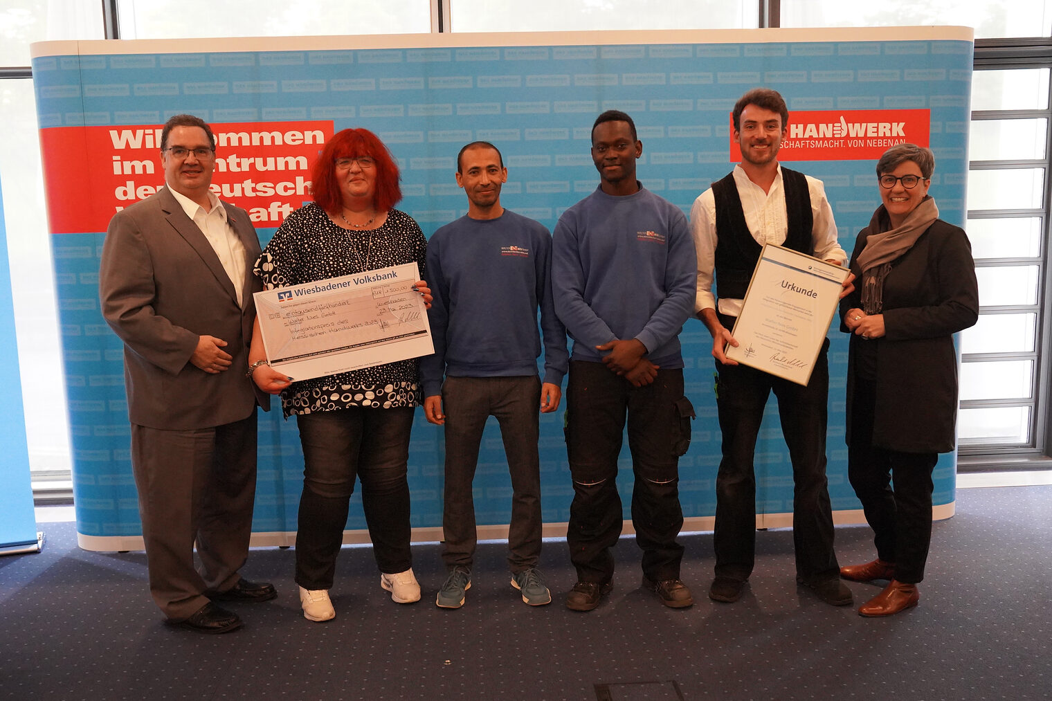 Gruppenfoto bei Urkunden- und Scheckübergabe des Hessischen Integrationspreises an die Firma Walter Nies GmbH aus Wiesbaden.
