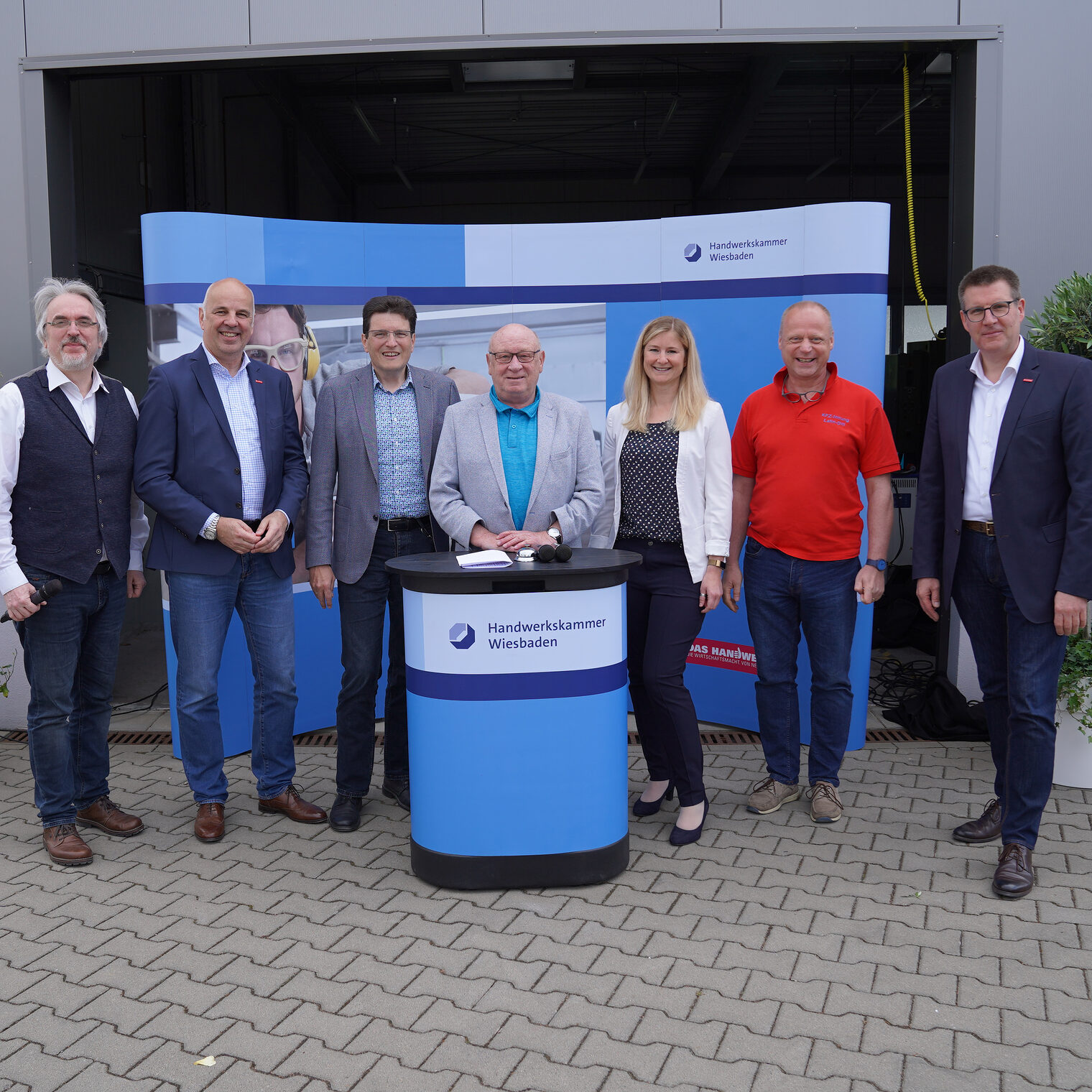 Wichtige Personen, welche bei "Handwerk live" dabei waren: (von links): Moderator Frank Mignon, Kammerpräsident Stefan Füll, Bürgermeister der Stadt Wetzlar Dr. Andreas Viertelhausen, Landrat Wolfgang Schuster, Julia Müller der Arbeitsagentur Limburg-Wetzlar, Kreishandwerksmeister der Kreishandwerkerschaft Lahn-Dill Andreas Groß und Geschäftsführer der Handwerkskammer Wiesbaden Andreas Haberl. 