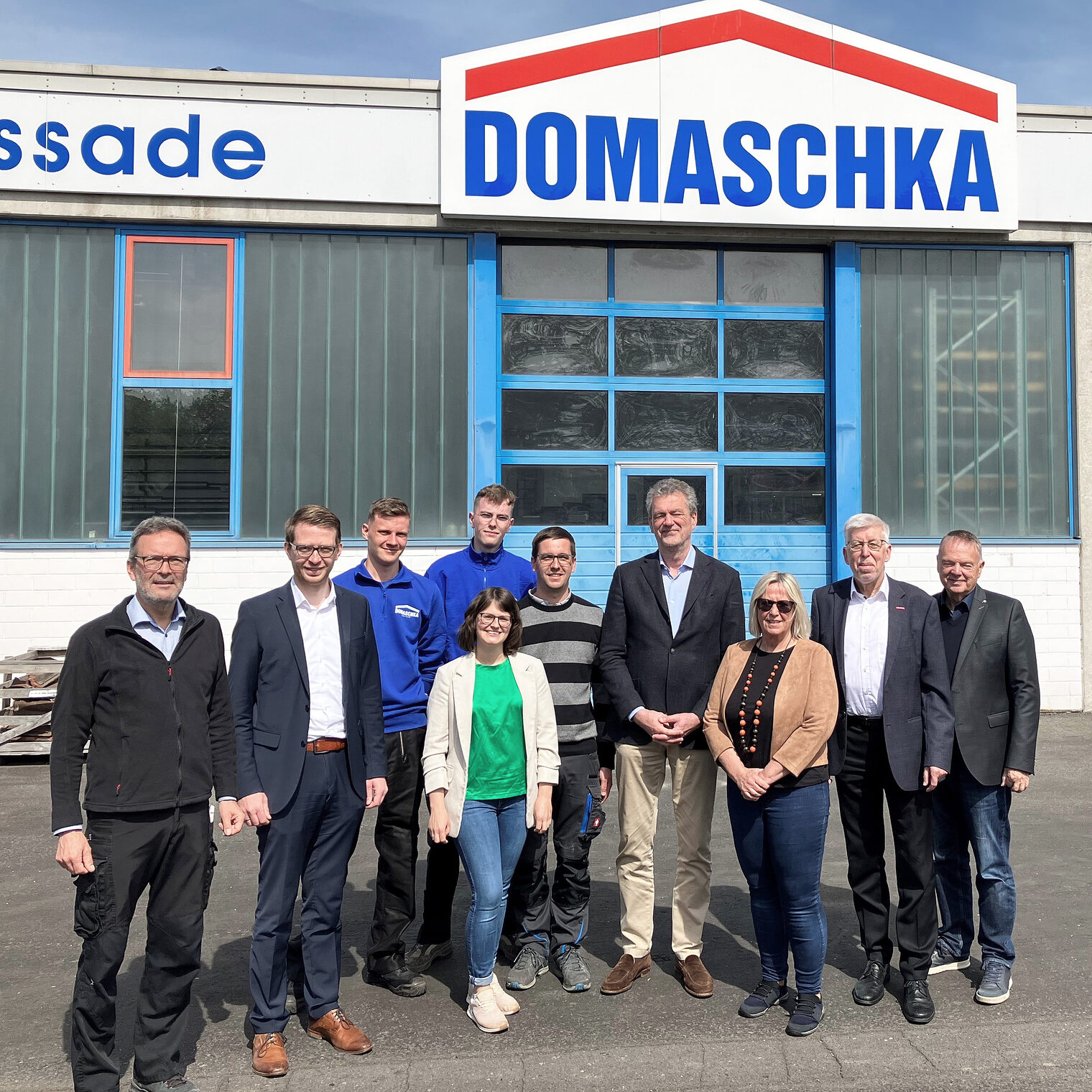 In Lauterbach besuchte Finanzstaatssekretär Dr. Martin Worms die Domaschka GmbH + Co. KG. Er und einige Mitarbeiter stehen stehen vor dem Betriebsgebäude. 