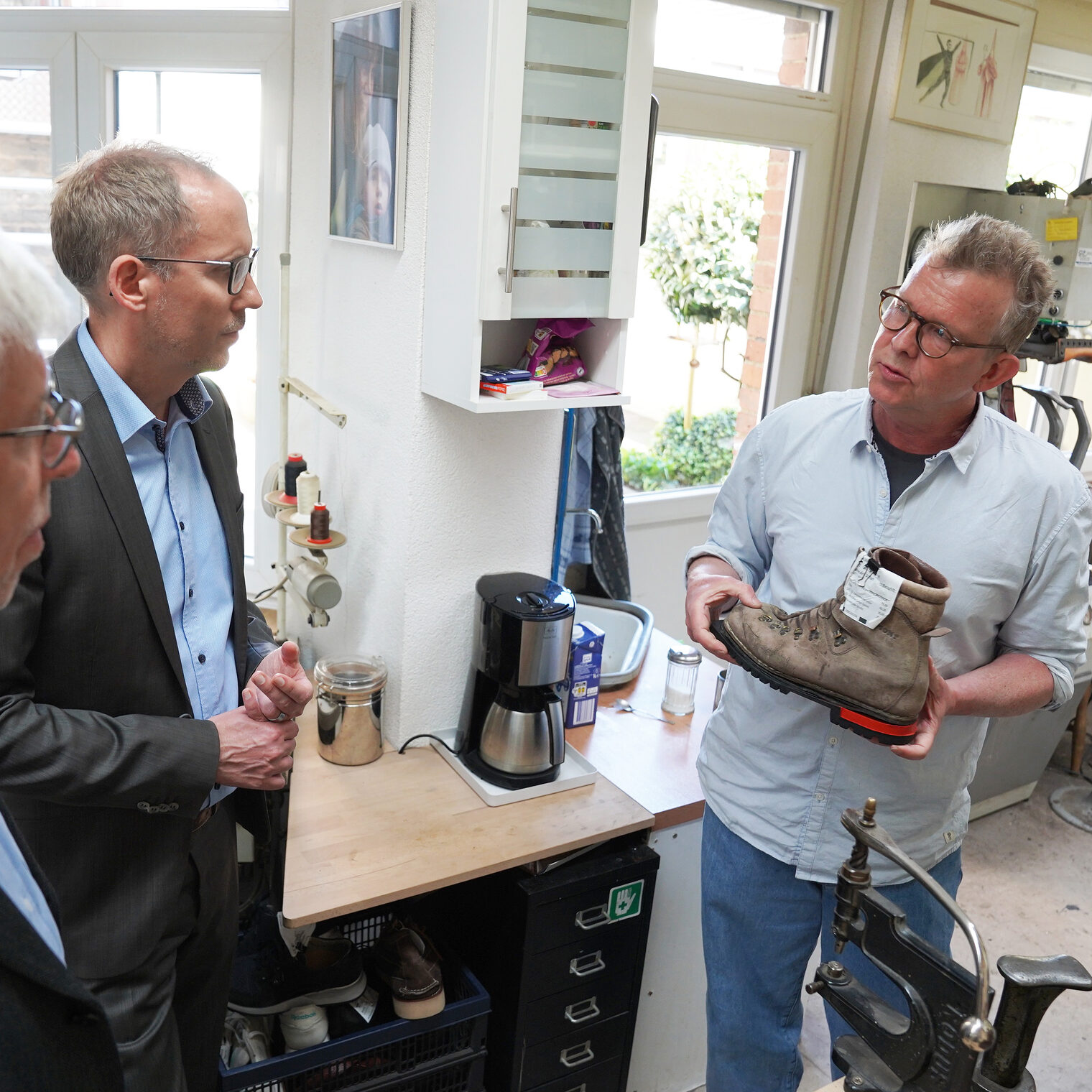 In Wiesbaden informierte sich Sozialminister Kai Klose bei der Schuhmacherei Baumbach. Hier ein Bild von dem Treffen in der Werkstatt von Herrn Baumbach. 