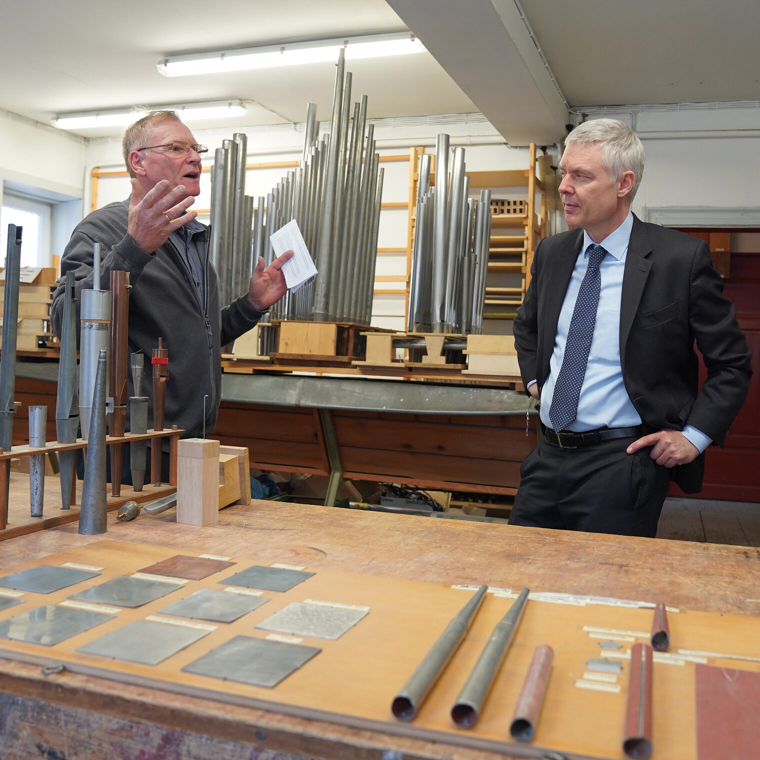In Lich besuchte Kultusstaatssekretär Dr. Manuel Lösel die Förster & Nicolaus GmbH & Co. KG, hier ein Bild in der Werkstatt. 