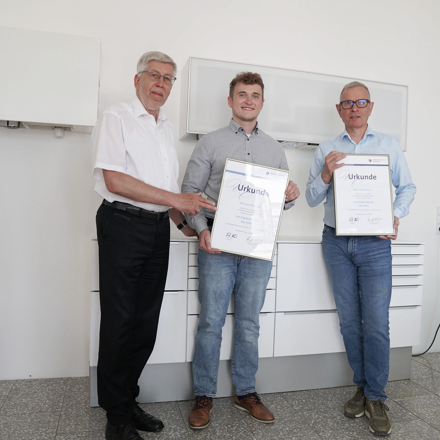 v.l.n.re. Hauptgeschäftsführer Bernhard Mundschenk, Lehrling des Monats Lars Altmayer und Geschäftsführer der Aligni GmbH Sven Stief.