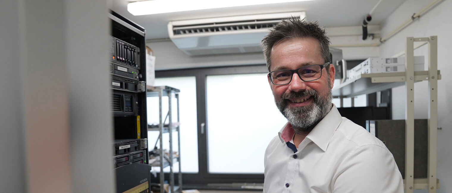 Das Bild zeigt Michael Anker im Serverraum der Handwerkskammer Wiesbaden in der Nahaufnahme.