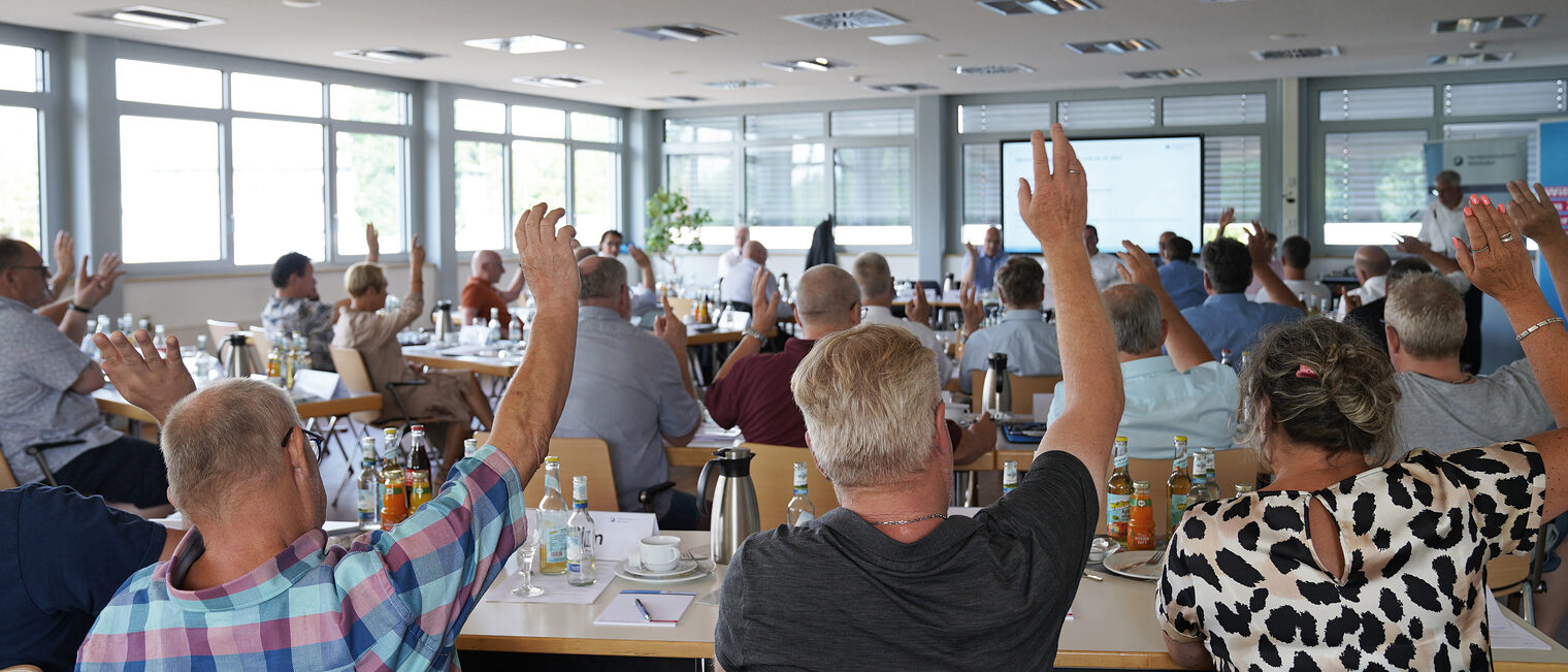 Im Berufsbildungs- und Technologiezentrum (BTZ) Lahn-Dill "Arnold-Spruck-Haus" in Wetzlar fand die 150. Vollversammlung der Handwerkskammer Wiesbaden statt. Über aktuelle Themen rund um das heimische Handwerk berieten 33 der 48 Vollversamm-lungsmitglieder. Auf dem Bild ist eine Abstimmung per Handzeichen zu sehen.