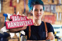 Eine junge Frau mit verschränkten Armen, im Hintergrund eine Werkstatt. Neben ihr das Logo zum "Tag des Handwerks"