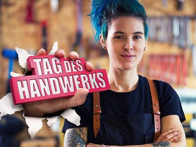 Eine junge Frau mit verschränkten Armen, im Hintergrund eine Werkstatt. Neben ihr das Logo zum "Tag des Handwerks"