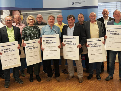 Gruppenfoto: Die Handwerksmeisterinnen und Handwerksmeister der Kreishandwerkerschaft Gießen erhielten für 40 Jahre Meisterschaft ihren Silbernen Meisterbrief