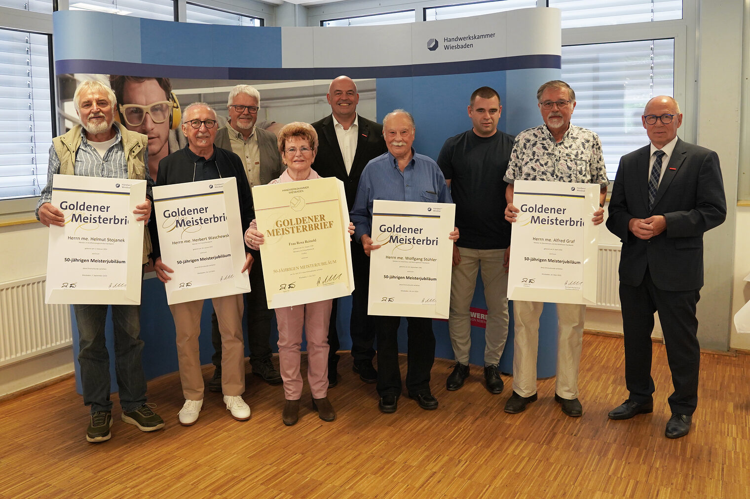 Gruppenfoto: Der Goldene Meisterbrief wurde den Handwerksmeisterinnen und Handwerksmeistern der Kreishandwerkerschaft Gießen ausgehändigt, die vor 50 Jahre ihre Meisterprüfung bestanden haben. 