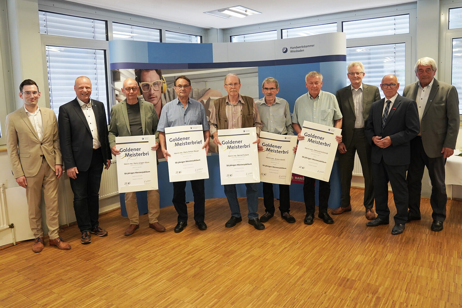 Gruppenfoto: Den Goldenen Meisterbrief bekamen die Handwerksmeisterinnen und Handwerksmeister der Kreishandwerkerschaft Lahn-Dill überreicht, die vor 50 Jahren ihre Meisterprüfung ablegten. 