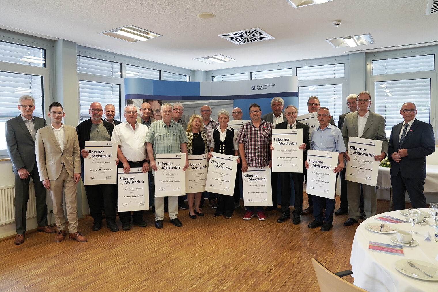 Für 40 Jahre Meisterschaft wurde den Handwerksmeisterinnen und Handwerksmeistern der Kreishandwerkerschaft Lahn-Dill ihr Silberner Meisterbrief verliehen.