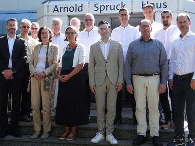Die 11. Arbeitsmarktpolitische Gesprächsrunde fand im Wetzlarer BTZ statt. Hier ein Gruppenbild aller Beteiligten vor dem Haupteingang des Arnold-Spruck-Hauses.