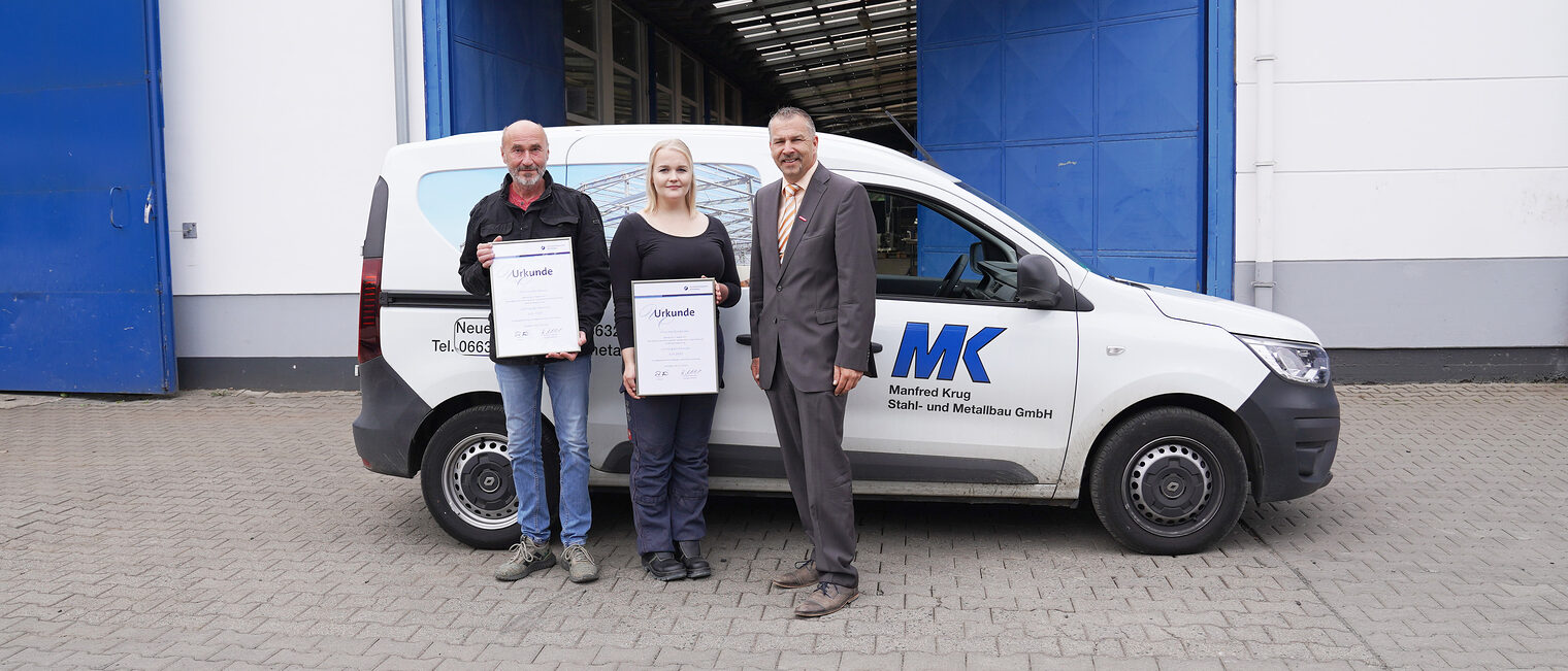 Gruppenbild nach der Auszeichnung von Ina Weckesser vor dem Firmengebäude und einem Firmenwagen: von links nach rechts Geschäftsführer Herbert Karl Krug, Lehrling des Monats Ina Weckesser, Vizepräsident der Handwerkskammer Wiesbaden Andreas Brieske