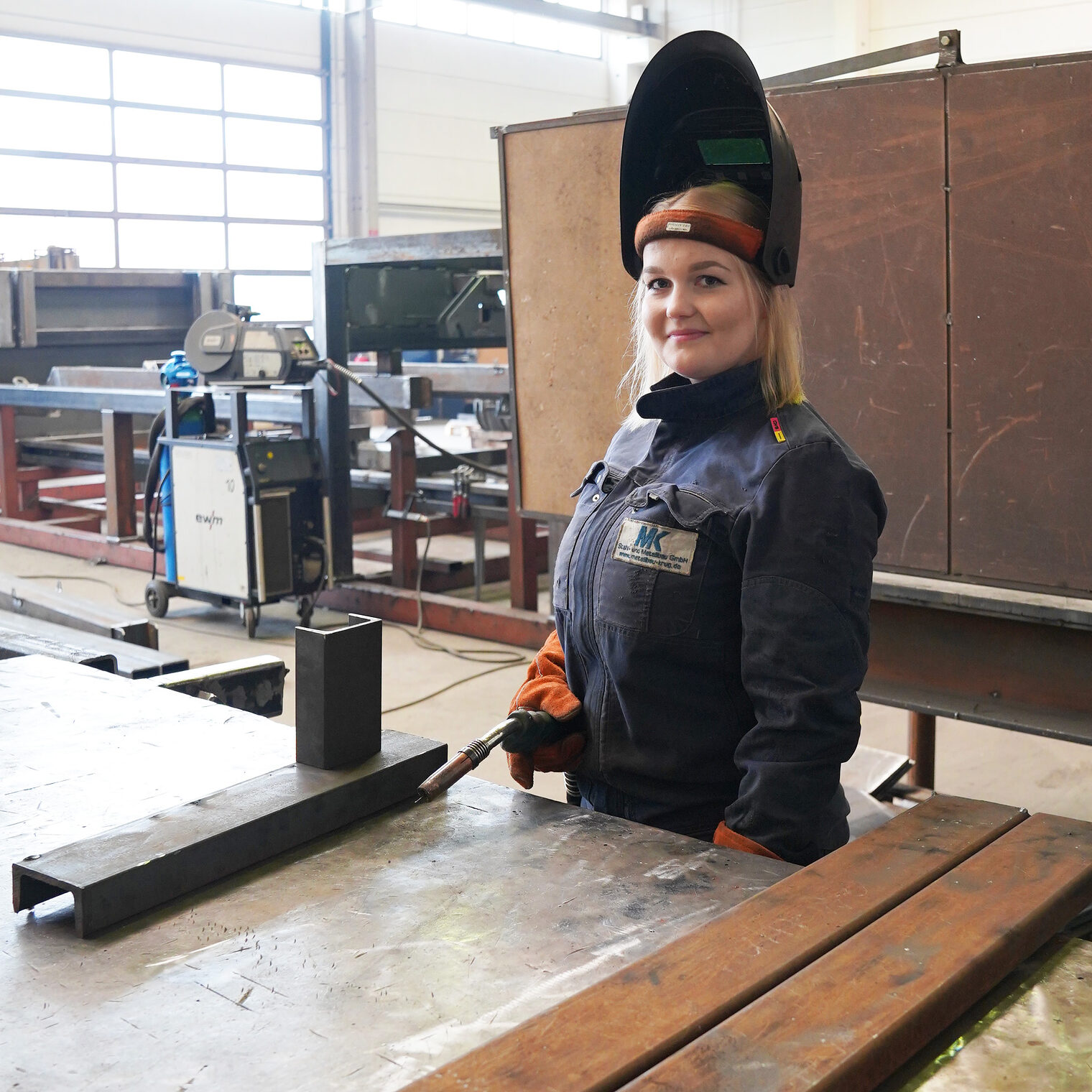 Ina Weckesser an ihrem Arbeitsplatz mit Schweißgerät 