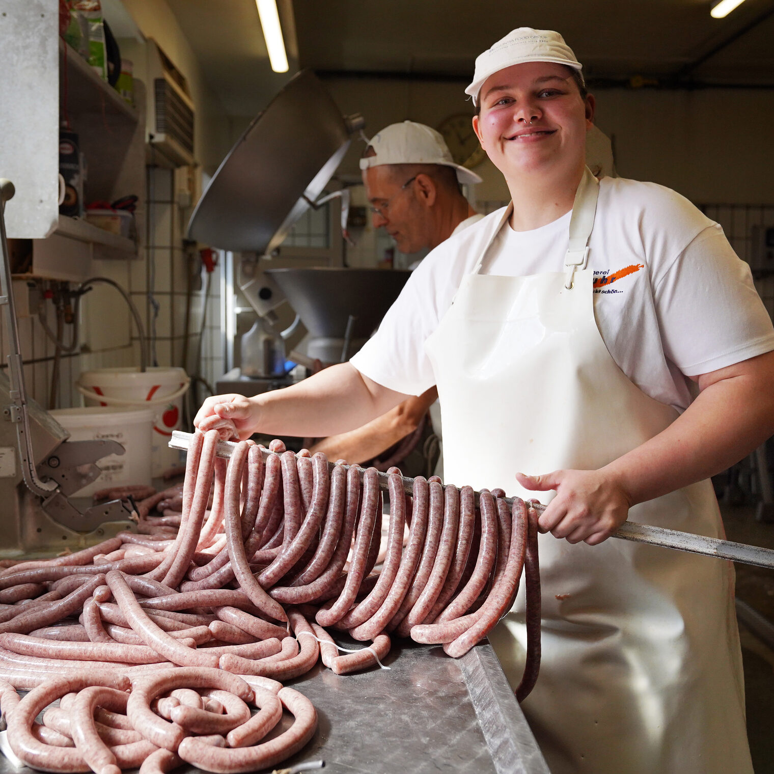 Lehrling des Monats Georgina Martin bei der Arbeit mit Würsten