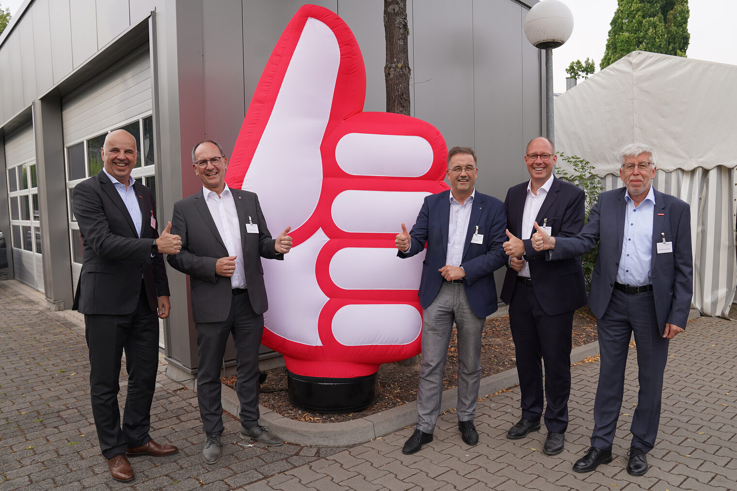 Schauen aus Sicht des Handwerks trotz aller Herausforderungen positiv in die Zukunft: von links Kammerpräsident Stefan Füll, Regierungspräsident Christoph Ullrich, Oberbürgermeister Manfred Wagner, Bundestagsabgeordneter Helge Braun und Kammerhauptgeschäftsführer Bernhard Mundschenk. 