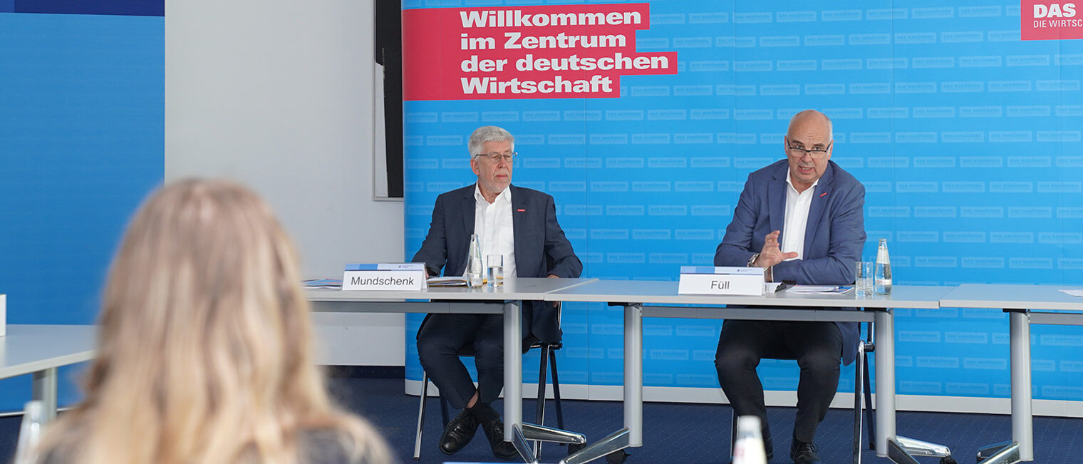 v.l. Hauptgeschäftsführer Bernhard Mundschenk und Kammerpräsident Stefan Füll sitzen vor Vertretern der Presse.
