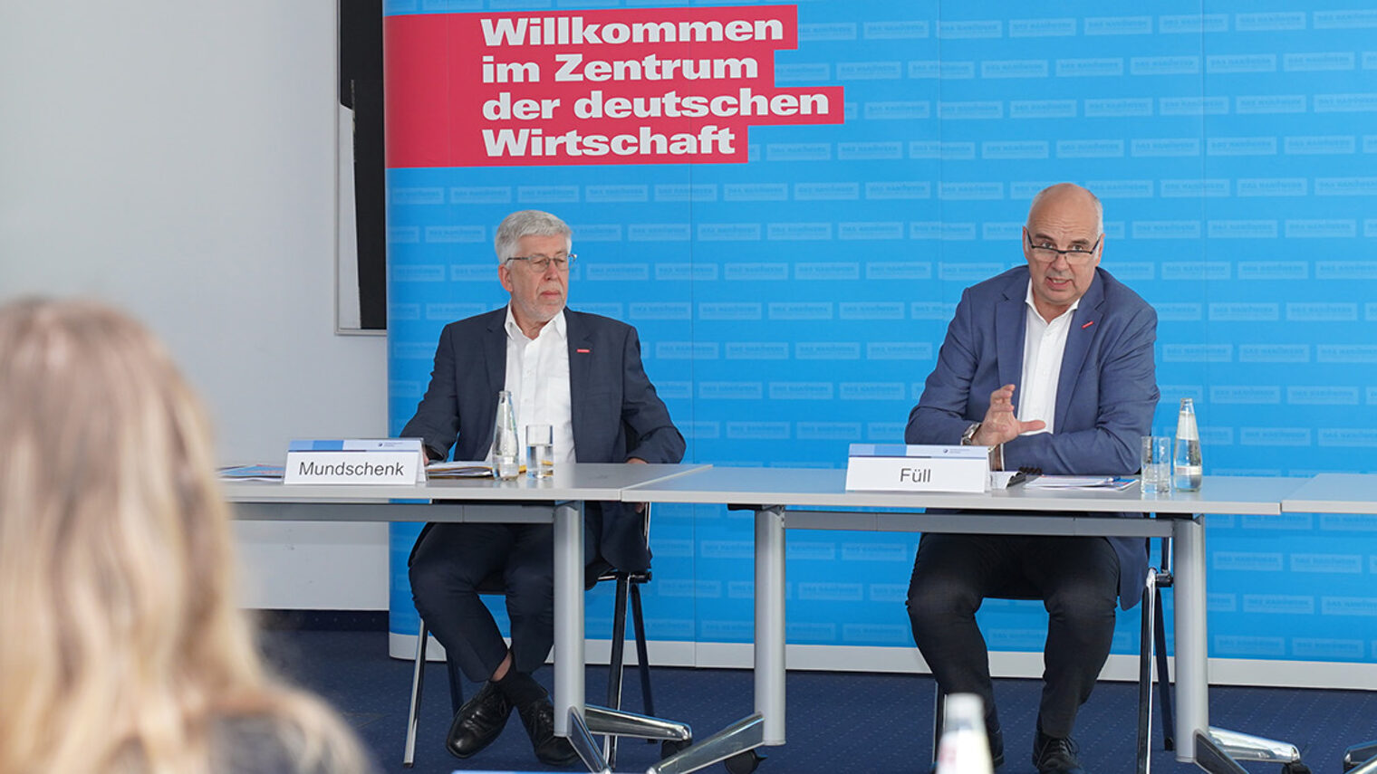 v.l. Hauptgeschäftsführer Bernhard Mundschenk und Kammerpräsident Stefan Füll sitzen vor Vertretern der Presse.