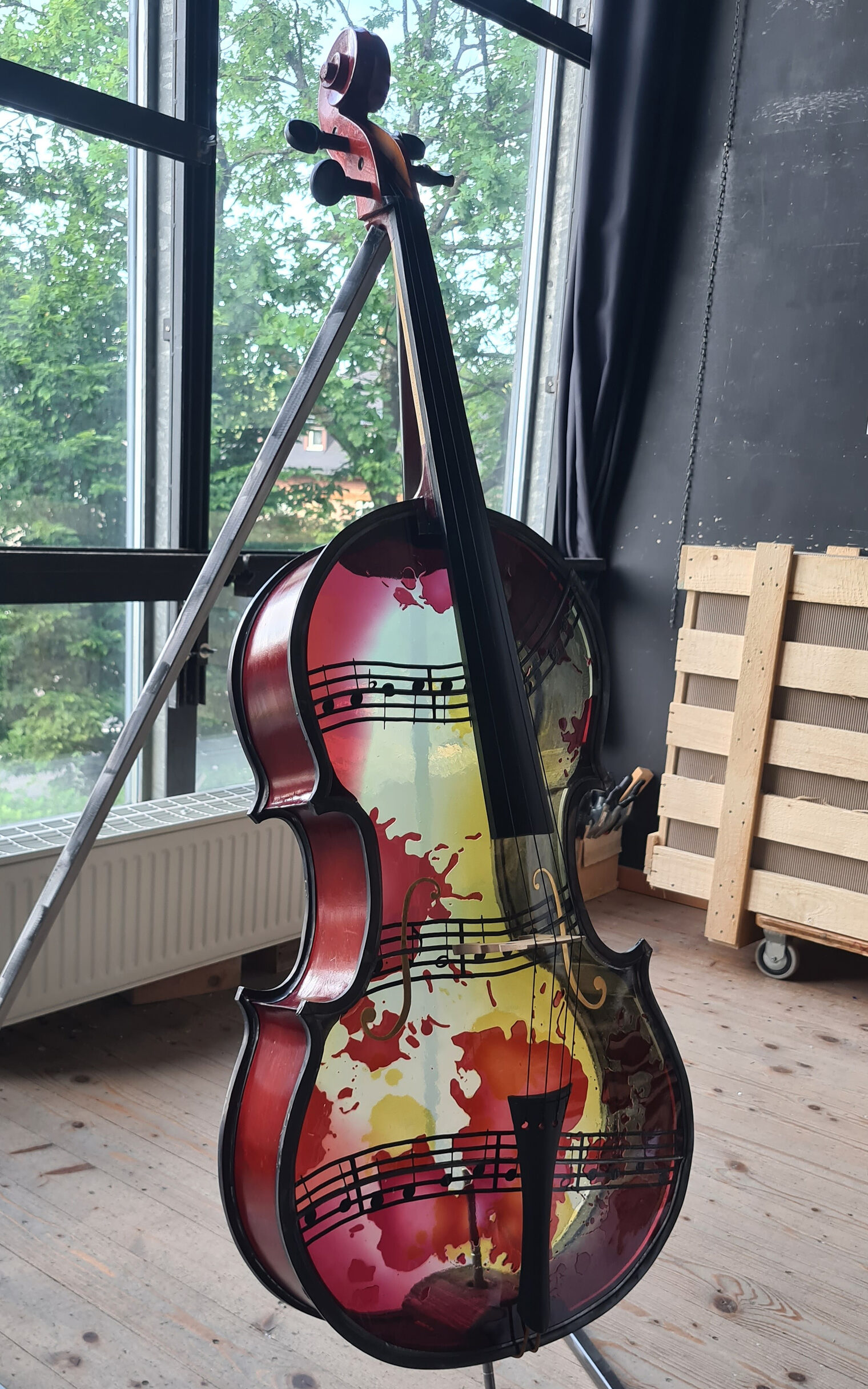 Meisterstück, ein teilverglastes Cello, der Glasermeisterin Tatjana Heck.