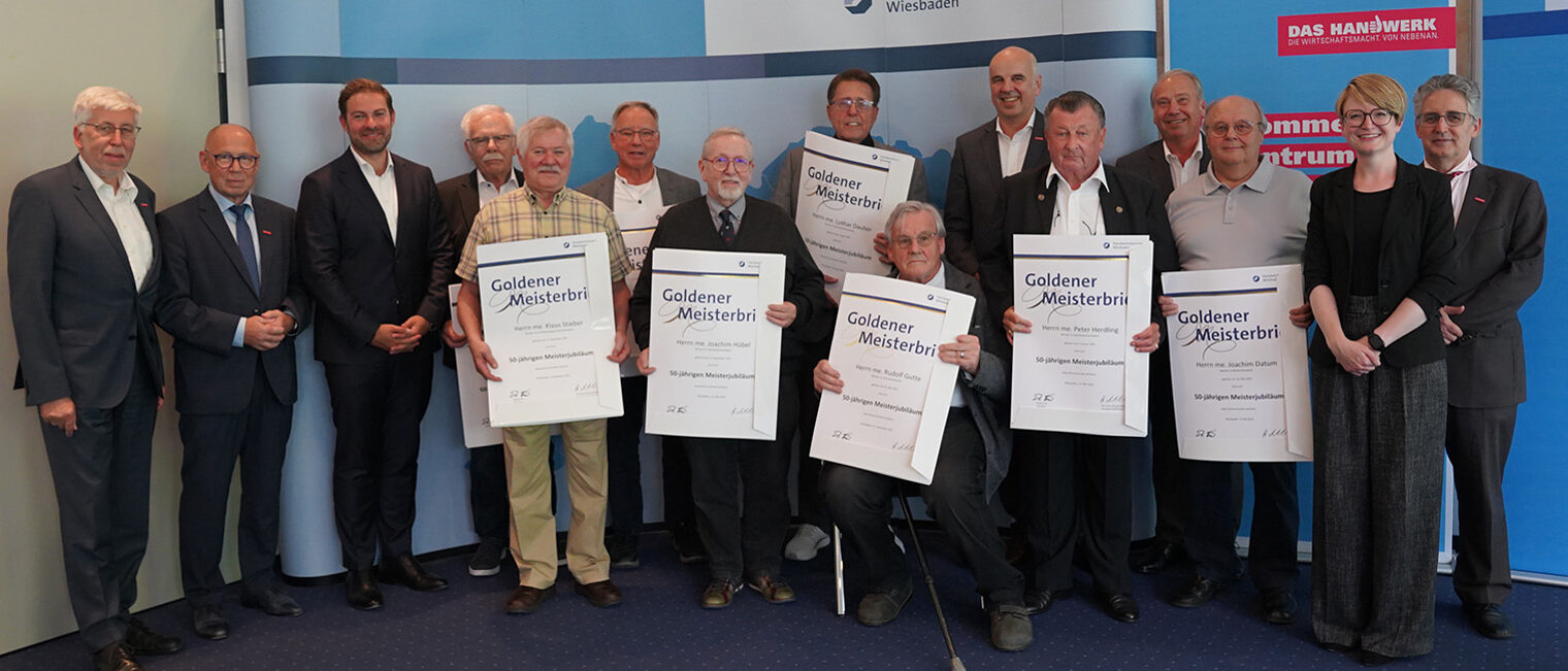 Gruppenfoto der Handwerksmeister aus Wiesbaden und dem Rheingau-Taunus-Kreis die den Goldenen Meisterbrief erhalten haben.