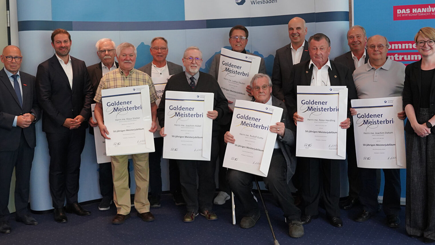 Gruppenfoto der Handwerksmeister aus Wiesbaden und dem Rheingau-Taunus-Kreis die den Goldenen Meisterbrief erhalten haben.