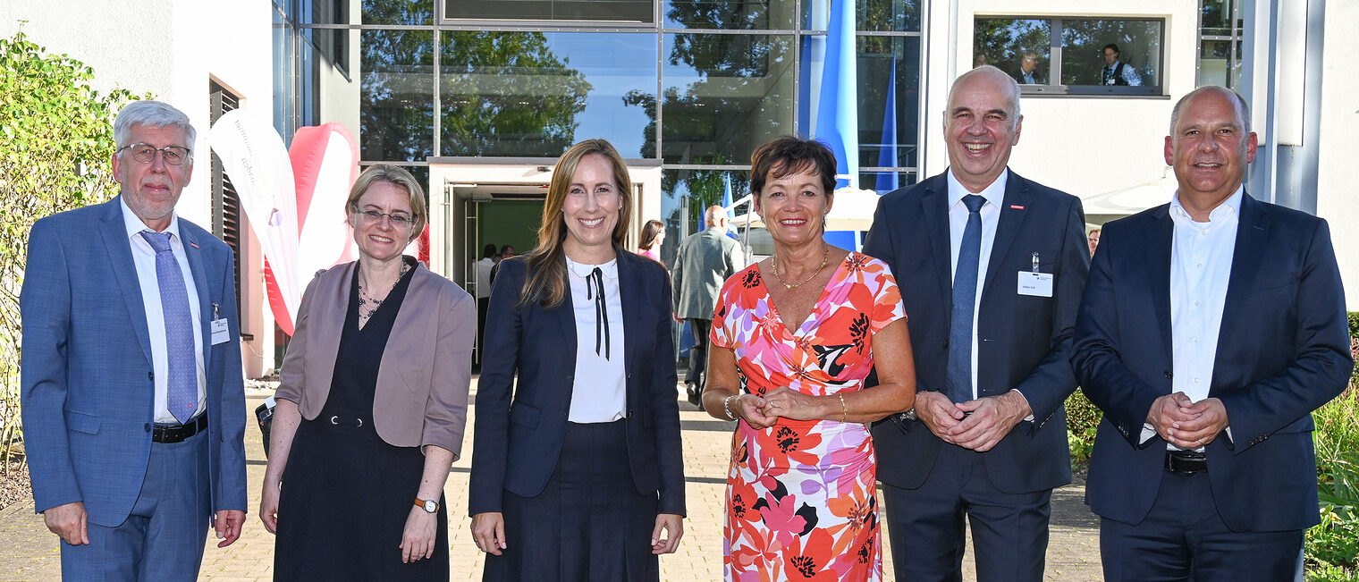 v.l.n.r. stehen Hauptgeschäftsführer der Handwerkskammer Wiesbaden Bernhard Mundschenk, Staatssekretärin im Hessischen Ministerium der Justiz Tanja Eichner, Präsidentin des Hessischen Landtags Astrid Wallmann, Hessische Ministerin für Bundes- und Europaangelegenheiten Lucia Puttrich, Präsident der Handwerkskammer Wiesbaden Stefan Füll, Hessischer Minister der Justiz Prof. Dr. Roman Poseck vor der Handwerkskammer Wiesbaden. 