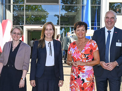 v.l.n.r. stehen Hauptgeschäftsführer der Handwerkskammer Wiesbaden Bernhard Mundschenk, Staatssekretärin im Hessischen Ministerium der Justiz Tanja Eichner, Präsidentin des Hessischen Landtags Astrid Wallmann, Hessische Ministerin für Bundes- und Europaangelegenheiten Lucia Puttrich, Präsident der Handwerkskammer Wiesbaden Stefan Füll, Hessischer Minister der Justiz Prof. Dr. Roman Poseck vor der Handwerkskammer Wiesbaden.