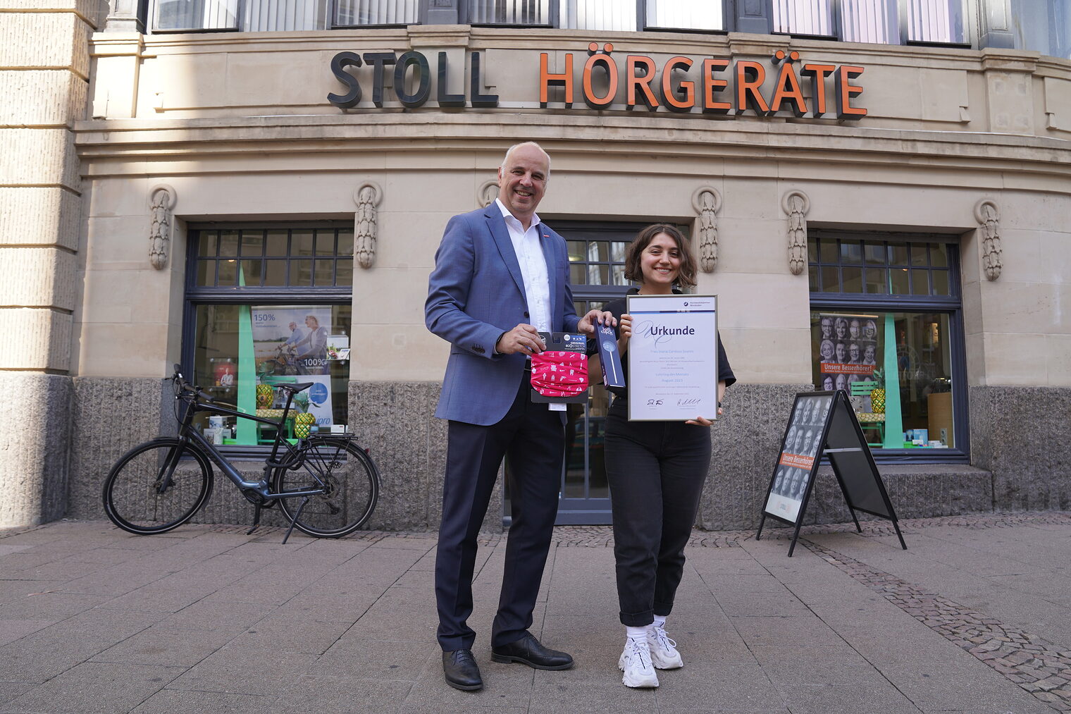von links: Kammerpräsident Stefan Füll und Lehrling des Monats Joana Cardoso Soares vor dem Geschäftsgebäude der Firma Stoll.