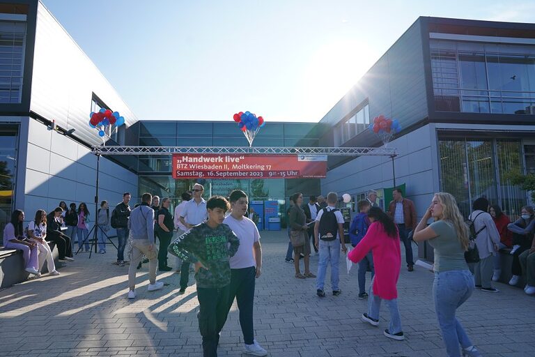 Aktionsbilder von der Veranstaltung "Handwerk live" 2023 in Wiesbaden. In den offenen Werkstätten konnten sich Jugendliche über das Handwerk informieren, sich ausprobieren und Kontakte knüpfen. Die Bilder zeigen verschiedene Jugendliche in und um das Berufsbildungs- und Technologiezentrum in Wiesbaden am Tag des Handwerks. 