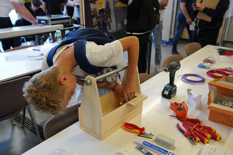 Aktionsbilder von der Veranstaltung "Handwerk live" 2023 in Wiesbaden. In den offenen Werkstätten konnten sich Jugendliche über das Handwerk informieren, sich ausprobieren und Kontakte knüpfen. Die Bilder zeigen verschiedene Jugendliche in und um das Berufsbildungs- und Technologiezentrum in Wiesbaden am Tag des Handwerks. 