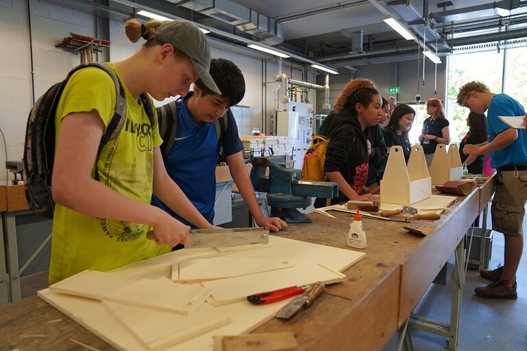 Aktionsbilder von der Veranstaltung "Handwerk live" 2023 in Wiesbaden. In den offenen Werkstätten konnten sich Jugendliche über das Handwerk informieren, sich ausprobieren und Kontakte knüpfen. Die Bilder zeigen verschiedene Jugendliche in und um das Berufsbildungs- und Technologiezentrum in Wiesbaden am Tag des Handwerks. 