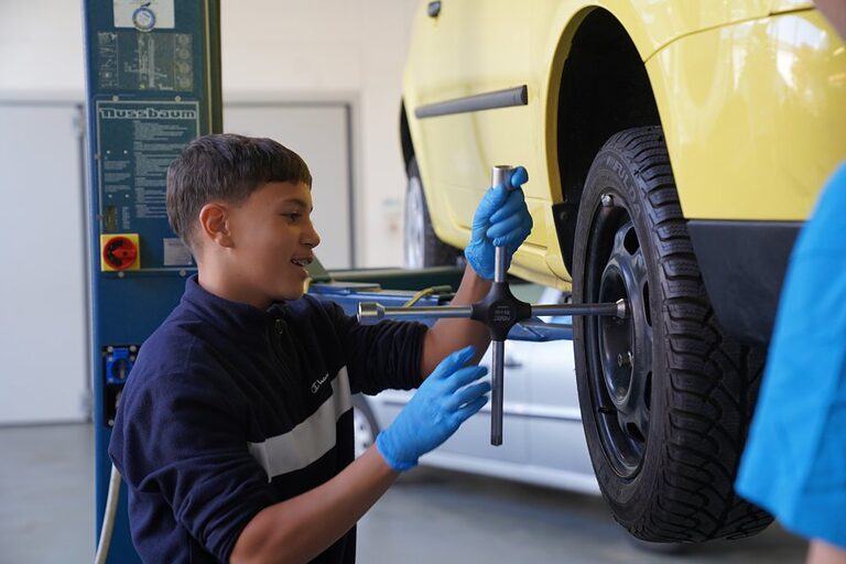 Aktionsbilder von der Veranstaltung "Handwerk live" 2023 in Wiesbaden. In den offenen Werkstätten konnten sich Jugendliche über das Handwerk informieren, sich ausprobieren und Kontakte knüpfen. Die Bilder zeigen verschiedene Jugendliche in und um das Berufsbildungs- und Technologiezentrum in Wiesbaden am Tag des Handwerks. 