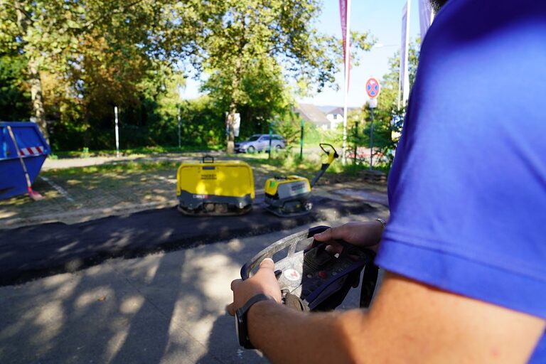 Aktionsbilder von der Veranstaltung "Handwerk live" 2023 in Wiesbaden. In den offenen Werkstätten konnten sich Jugendliche über das Handwerk informieren, sich ausprobieren und Kontakte knüpfen. Die Bilder zeigen verschiedene Jugendliche in und um das Berufsbildungs- und Technologiezentrum in Wiesbaden am Tag des Handwerks. 