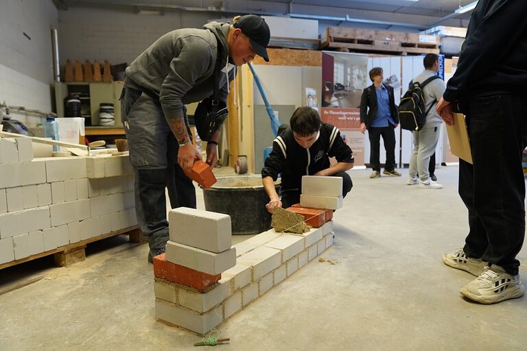 Aktionsbilder von der Veranstaltung "Handwerk live" 2023 in Wiesbaden. In den offenen Werkstätten konnten sich Jugendliche über das Handwerk informieren, sich ausprobieren und Kontakte knüpfen. Die Bilder zeigen verschiedene Jugendliche in und um das Berufsbildungs- und Technologiezentrum in Wiesbaden am Tag des Handwerks. 