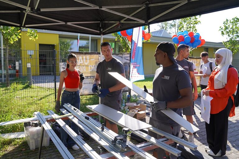 Aktionsbilder von der Veranstaltung "Handwerk live" 2023 in Wiesbaden. In den offenen Werkstätten konnten sich Jugendliche über das Handwerk informieren, sich ausprobieren und Kontakte knüpfen. Die Bilder zeigen verschiedene Jugendliche in und um das Berufsbildungs- und Technologiezentrum in Wiesbaden am Tag des Handwerks. 