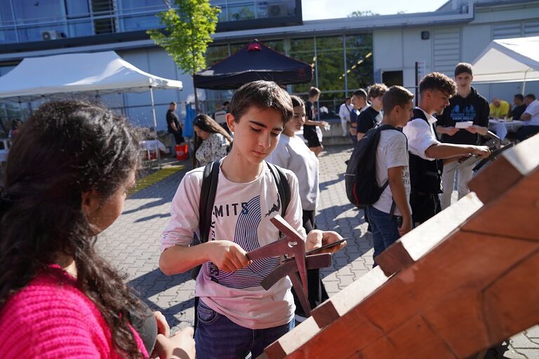 Aktionsbilder von der Veranstaltung "Handwerk live" 2023 in Wiesbaden. In den offenen Werkstätten konnten sich Jugendliche über das Handwerk informieren, sich ausprobieren und Kontakte knüpfen. Die Bilder zeigen verschiedene Jugendliche in und um das Berufsbildungs- und Technologiezentrum in Wiesbaden am Tag des Handwerks. 