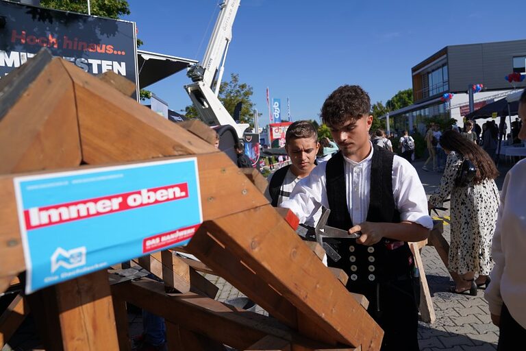 Aktionsbilder von der Veranstaltung "Handwerk live" 2023 in Wiesbaden. In den offenen Werkstätten konnten sich Jugendliche über das Handwerk informieren, sich ausprobieren und Kontakte knüpfen. Die Bilder zeigen verschiedene Jugendliche in und um das Berufsbildungs- und Technologiezentrum in Wiesbaden am Tag des Handwerks. 